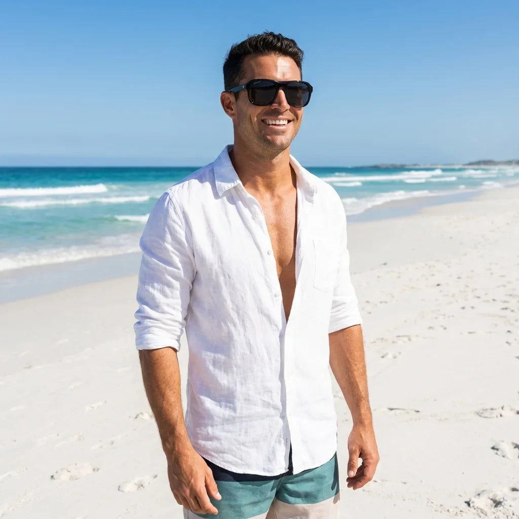 Hombre usando lentes sol Tom polarizados UV400 hombre en playa proteccion solar UV400 Bonoboss #color_negro