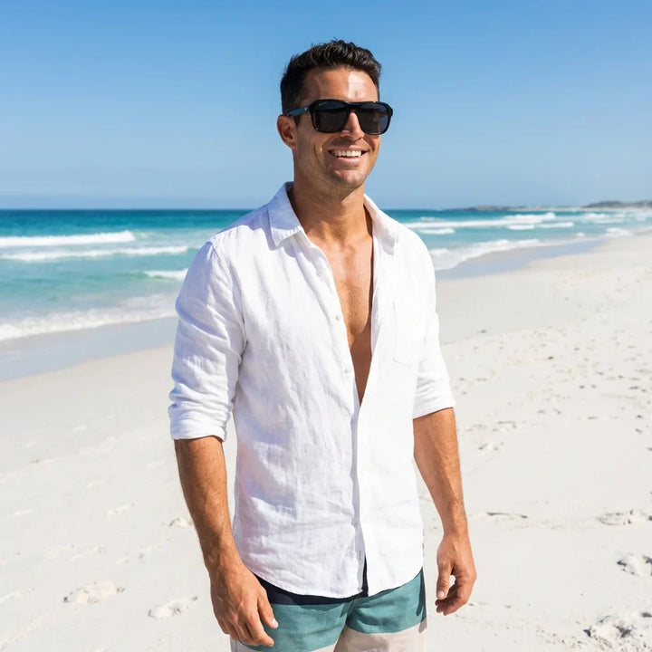 Hombre usando lentes sol Tom polarizados UV400 hombre en playa proteccion solar UV400 Bonoboss #color_negro