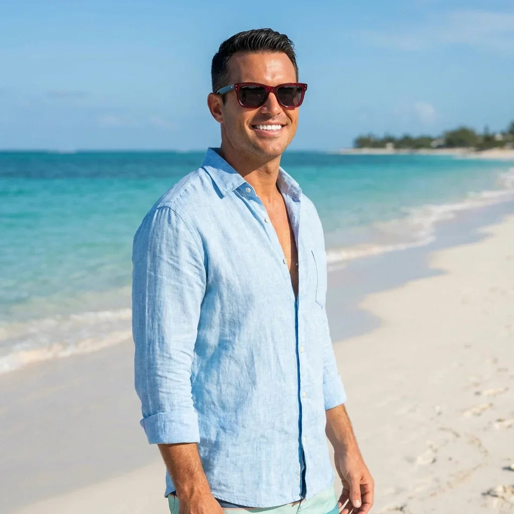 Hombre usando lentes sol Acacia Reverse madera zebrano polarizados Rosado hombre en playa proteccion solar UV400 Bonoboss #editorial_detail1 #color_rosado