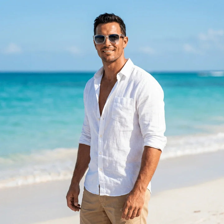 Hombre usando lentes sol Acacia madera zebrano polarizados Transparente Gradiente Azul hombre en playa proteccion solar UV400 Bonoboss #editorial_detail1 #color_transparente-gradiente-azul