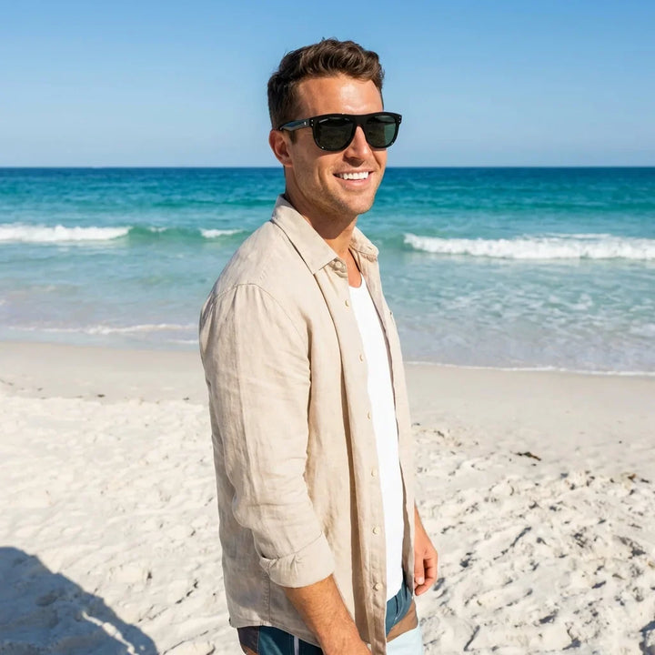 Hombre usando lentes sol GirlFriend Reverse bio-acetato polarizados g15 playa costa proteccion solar UV400 Bonoboss #editorial_detail1 #color_g15