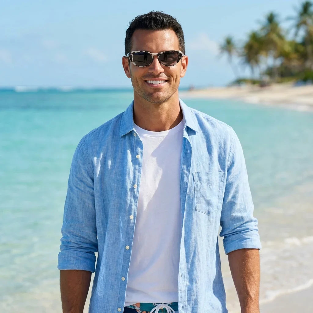 Hombre usando lentes sol Havana bio-acetato polarizados marble playa arena oceano proteccion UV estilo costero Bonoboss #editorial_detail2 #color_marble