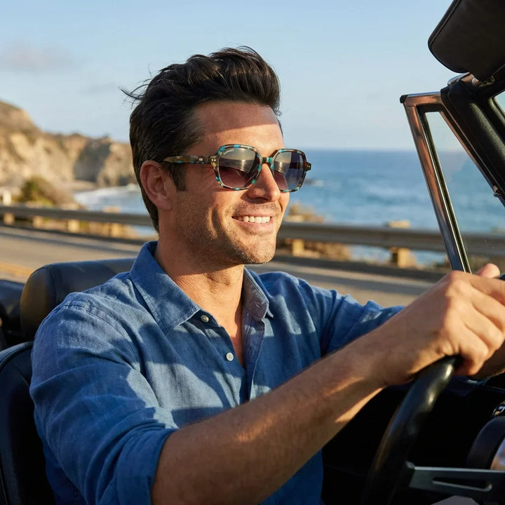 Hombre usando lentes sol Canarias bio-acetato polarizados Azul hombre conduciendo reduce fatiga ocular Bonoboss #editorial_detail1 #color_azul