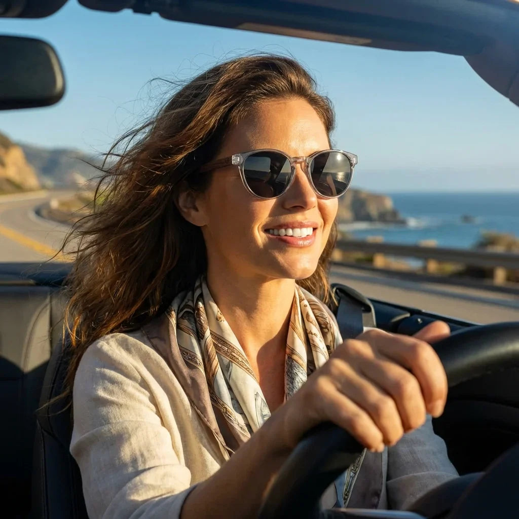 Mujer usando lentes sol Chiloé 220 polarizados UV400 mujer conduciendo proteccion solar carretera Bonoboss #color_transparente
