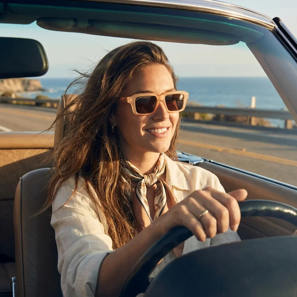 Mujer usando lentes sol Verona polarizados UV400 mujer conduciendo proteccion solar carretera Bonoboss #color_champagne