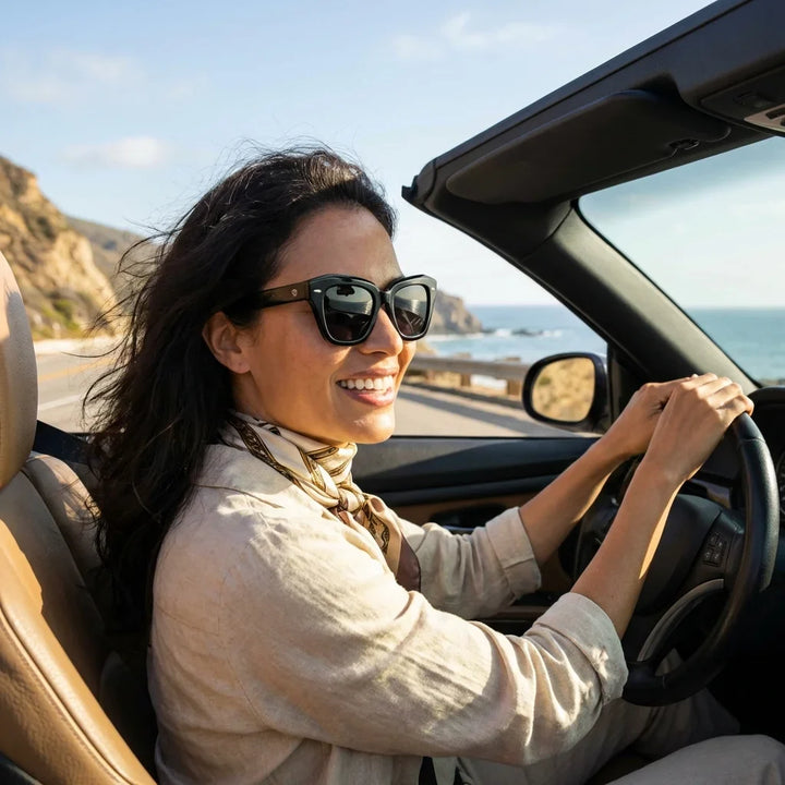 Mujer usando lentes sol Selkie Vintage polarizados UV400 mujer conduciendo proteccion solar carretera Bonoboss #color_negro