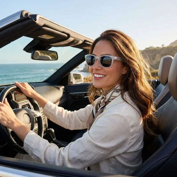 Mujer usando lentes sol Acacio RPET polarizados UV400 mujer conduciendo proteccion solar carretera Bonoboss #color_transparente