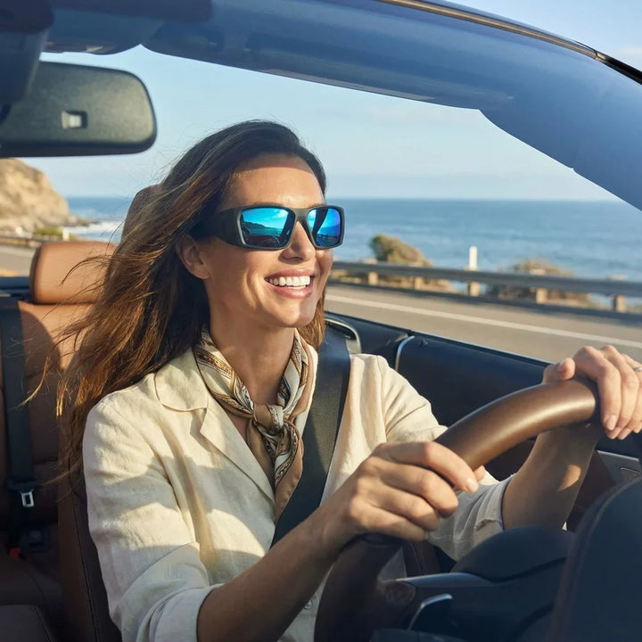 Mujer usando lentes sol Salmon Seeker bio-acetato polarizados sky conduciendo outdoor aventura proteccion UV Bonoboss #editorial_detail1 #color_sky