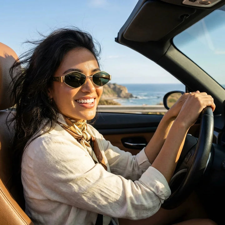 Mujer usando lentes sol Valkyrie polarizados UV400 mujer conduciendo proteccion solar carretera Bonoboss #color_g15