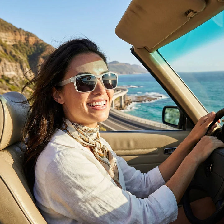 Mujer usando lentes sol Lautaro RPET polarizados UV400 mujer conduciendo proteccion solar carretera Bonoboss #color_transparente