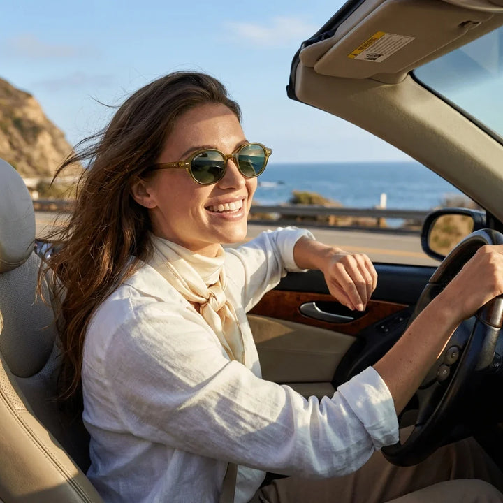 Mujer usando lentes sol Capri RPET reciclado polarizados olive light conduciendo proteccion solar UV400 Bonoboss #editorial_banner  #color_olive-light