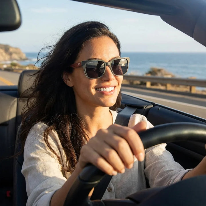 Mujer usando lentes sol Selkie polarizados UV400 mujer conduciendo proteccion solar carretera Bonoboss #editorial_banner #color_rosal