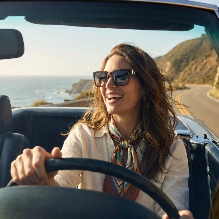Mujer usando lentes sol Montenegro polarizados UV400 mujer conduciendo proteccion solar carretera Bonoboss #color_carey