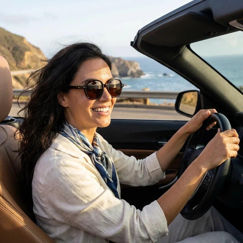 Mujer usando lentes sol Canarias polarizados UV400 mujer conduciendo proteccion solar carretera Bonoboss #color_carey