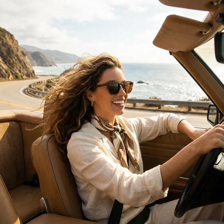 Mujer usando lentes sol Chiloé 220 polarizados UV400 mujer conduciendo proteccion solar carretera Bonoboss #color_carey