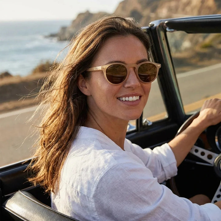 Mujer usando lentes sol Temuco RPET polarizados UV400 mujer conduciendo proteccion solar carretera Bonoboss #editorial_banner #color_brown