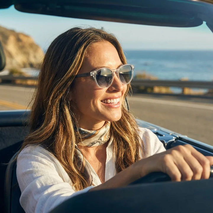 Mujer usando lentes sol Chiloé 220 polarizados UV400 mujer conduciendo proteccion solar carretera Bonoboss #color_degrade-azul