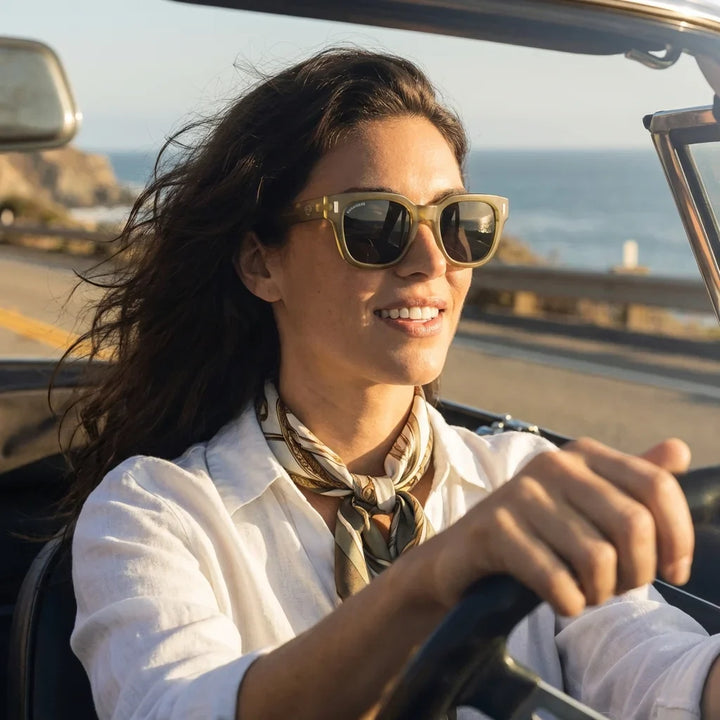 Mujer usando lentes sol Osorno RPET reciclado olive conduciendo proteccion solar UV400 elegante Bonoboss #editorial_detail1 #color_olive