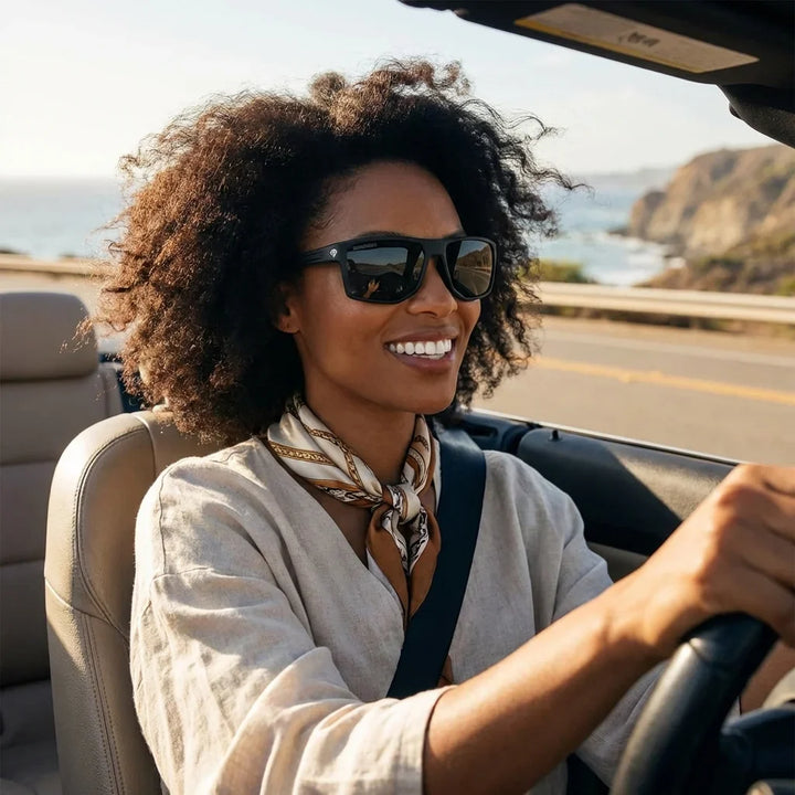 Mujer usando lentes sol Ollie bio-acetato polarizados negro conduciendo reduce fatiga ocular UV400 Bonoboss #editorial_detail1 #color_negro