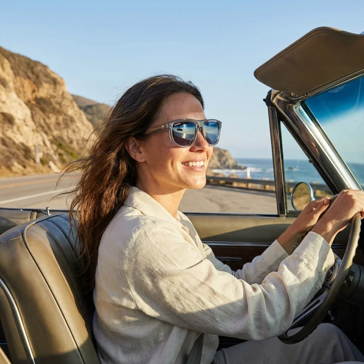Mujer usando lentes sol GirlFriend Reverse bio-acetato polarizados espejado gris conduciendo proteccion solar UV400 Bonoboss #editorial_detail1 #color_espejado-gris
