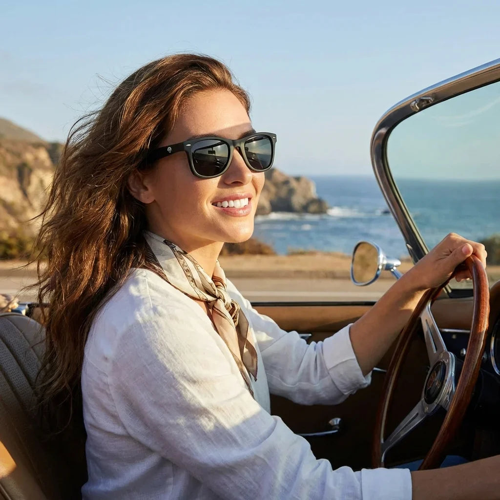 Mujer usando lentes sol Acacio RPET polarizados UV400 mujer conduciendo proteccion solar carretera Bonoboss #color_negro