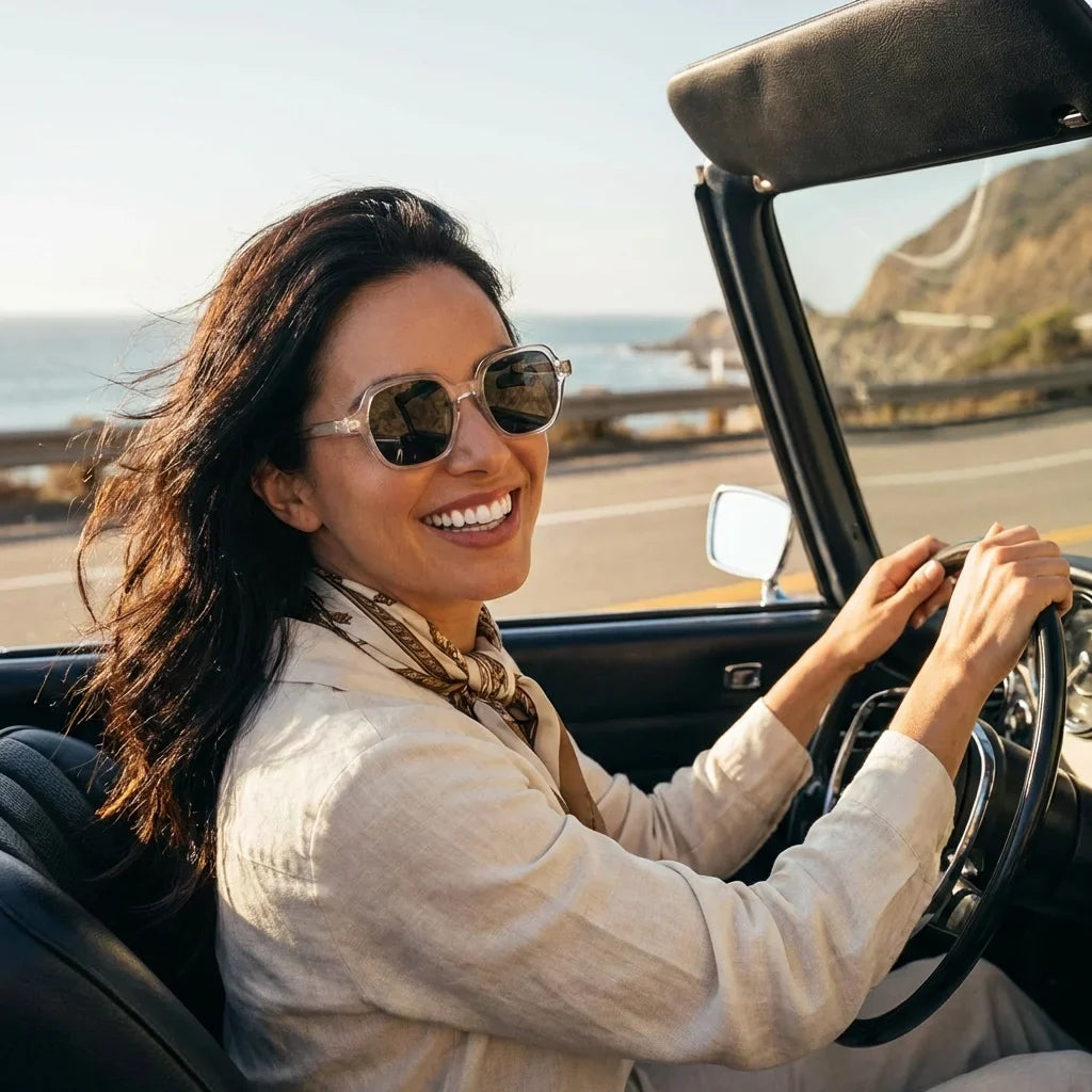 Mujer usando lentes sol Canarias polarizados UV400 mujer conduciendo proteccion solar carretera Bonoboss #color_transparente