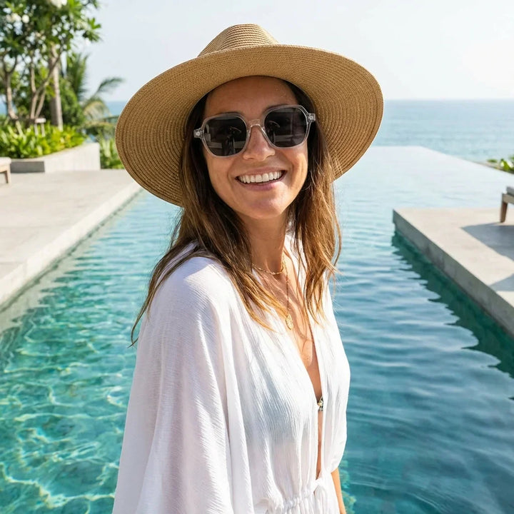 Mujer usando lentes sol Canarias polarizados UV400 mujer estilo resort verano Bonoboss #color_transparente