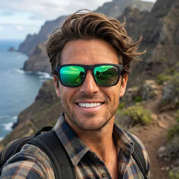 Hombre usando lentes sol Lautaro Dark acetato polarizados espejado verde aventura outdoor montaña naturaleza Bonoboss #editorial_sustentabilidad #color_espejado-verde