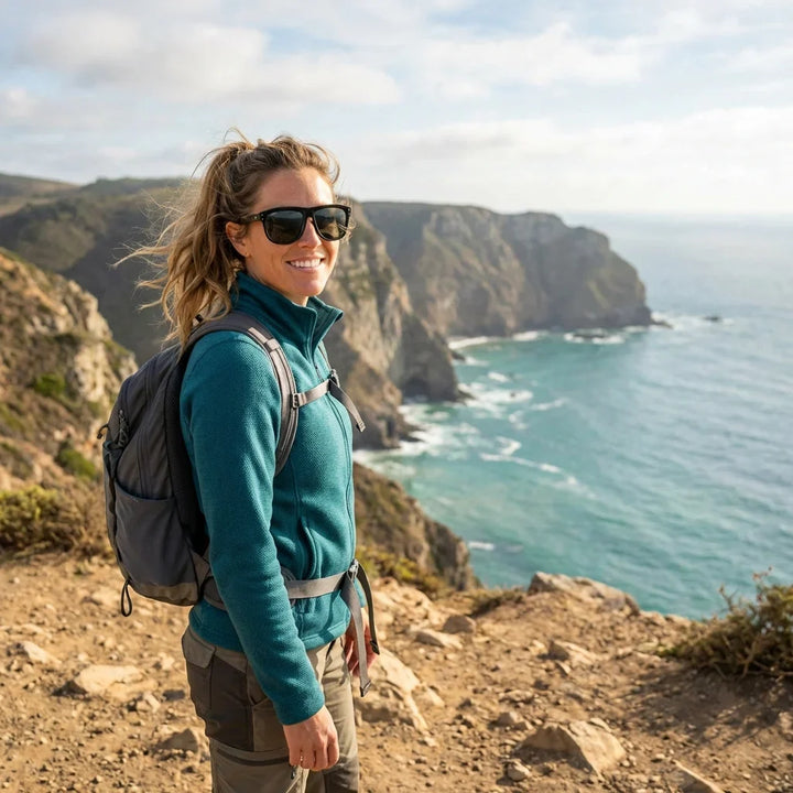 Mujer usando lentes sol GirlFriend Reverse bio-acetato polarizados g15 aventura outdoor sendero naturaleza sustentable Bonoboss #editorial_sustentabilidad #color_g15