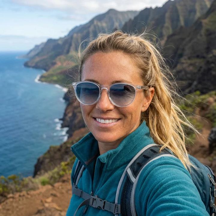 Mujer usando lentes sol Henua bio-acetato polarizados transparente aventura outdoor naturaleza sendero proteccion UV Bonoboss #editorial_sustentabilidad #color_transparente
