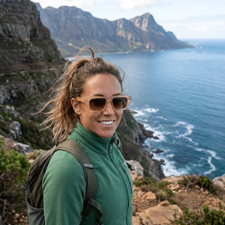 Mujer usando lentes sol Verona polarizados UV400 mujer aventura outdoor naturaleza proteccion UV Bonoboss #color_champagne
