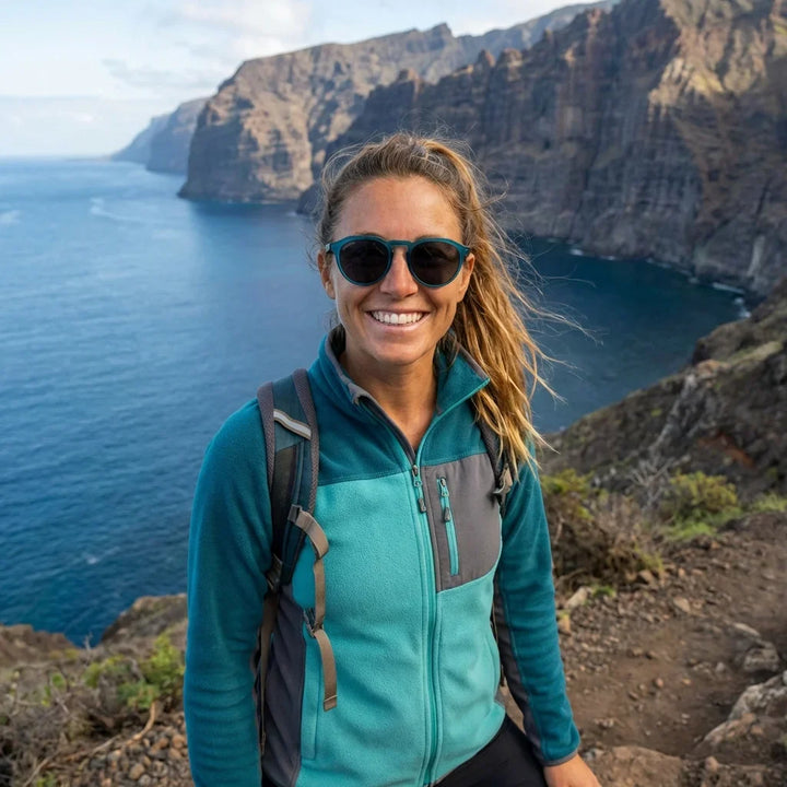 Mujer usando lentes sol Galapagos acetato madera polarizados ocean aventura outdoor sendero naturaleza Bonoboss #editorial_sustentabilidad #color_ocean