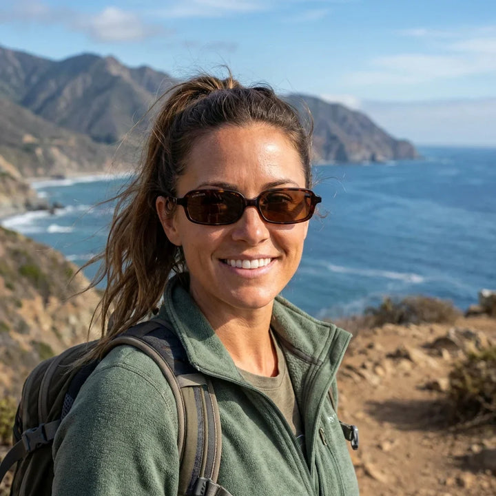 Mujer usando lentes sol Navarino polarizados UV400 mujer aventura outdoor naturaleza proteccion UV Bonoboss #color_carey