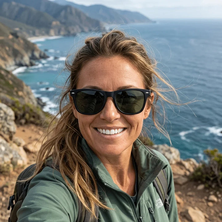 Mujer usando lentes sol Acacia XL Vintage Sol Polarizado polarizados G15 aventura outdoor sendero naturaleza Bonoboss #editorial_sustentabilidad #color_g15