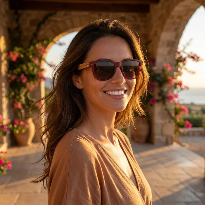 Mujer usando lentes sol Acacia madera zebrano polarizados Wine Gradiente Cafe mujer golden hour atardecer costero elegante Bonoboss #editorial_banner #color_wine-gradiente-cafe