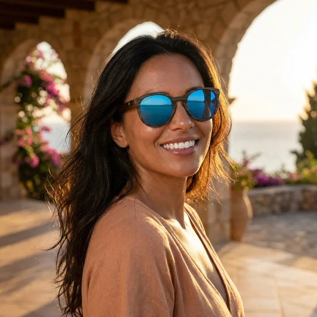 Mujer usando lentes sol Meli Ebony madera ebony polarizado polarizados Espejado Azul mujer golden hour atardecer costero Bonoboss Chile #editorial_banner #color_espejado-azul