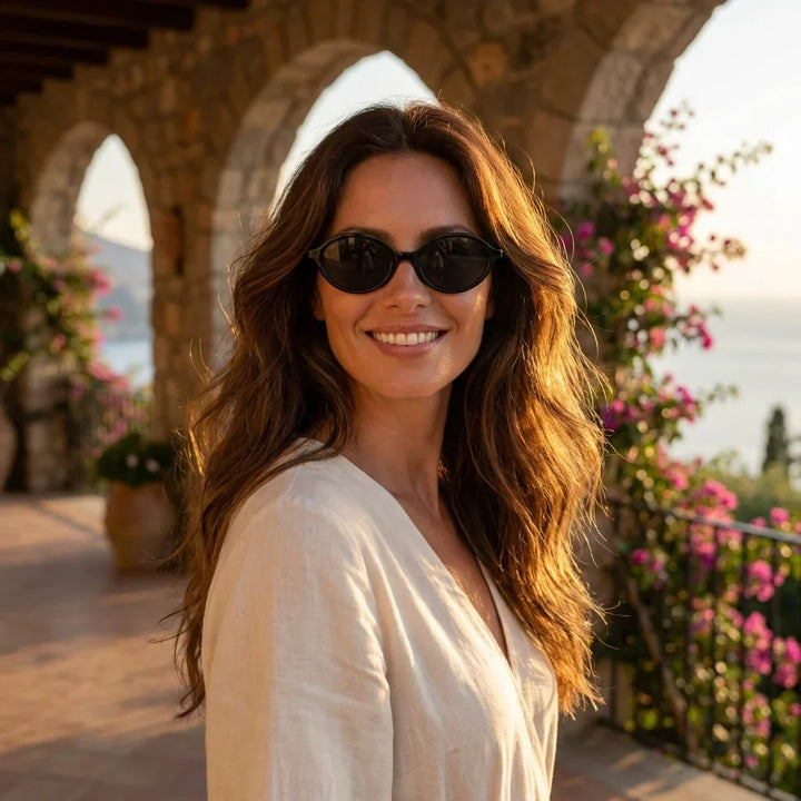 Mujer usando lentes sol Guapi Island bio-acetato polarizados negro golden hour atardecer costero elegancia Bonoboss #editorial_banner #color_negro