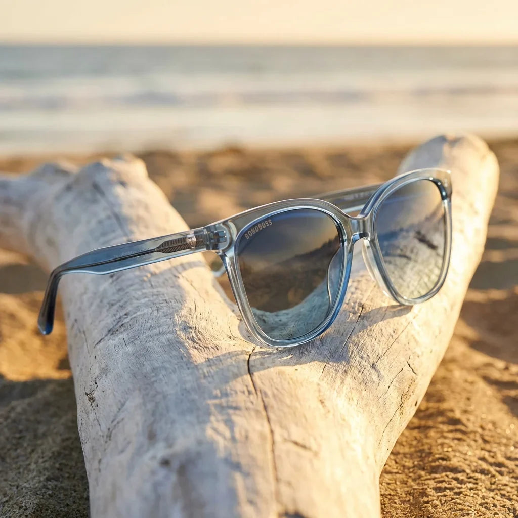 Lentes sol Tiare ❀ polarizados UV400 sobre madera driftwood luz dorada Bonoboss #color_azul