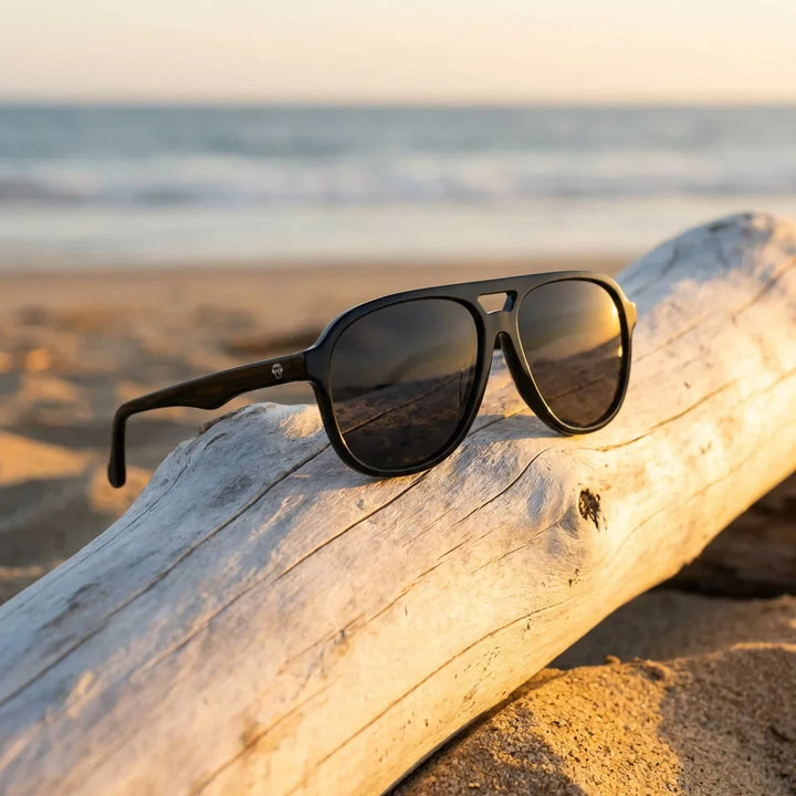 Lentes sol Orson polarizados UV400 sobre madera driftwood luz dorada Bonoboss #color_negro