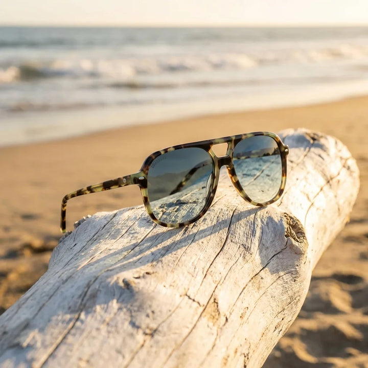 Lentes sol Orson E.D polarizados UV400 bio-acetato verde sobre driftwood dorado reflejo lente costero Bonoboss #editorial_polarizado #color_verde