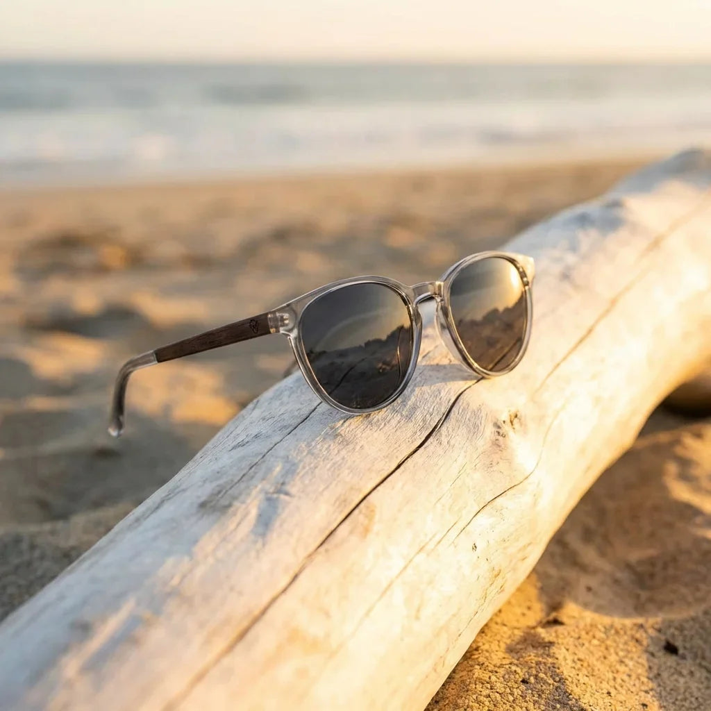 Lentes sol Chiloé 220 polarizados UV400 sobre madera driftwood luz dorada Bonoboss #color_transparente
