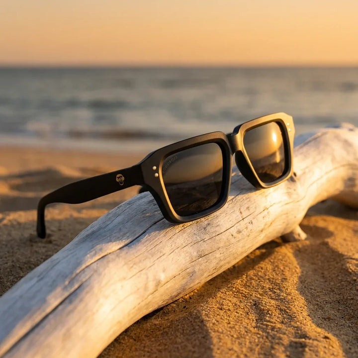 Lentes sol Verona polarizados UV400 sobre madera driftwood luz dorada Bonoboss #color_dark