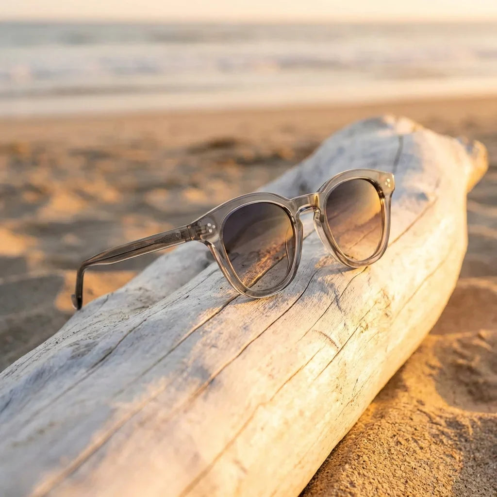 Lentes sol Lenga polarizados UV400 bio-acetato Gris sobre driftwood dorado reflejo lente costero Bonoboss #editorial_banner #color_gris