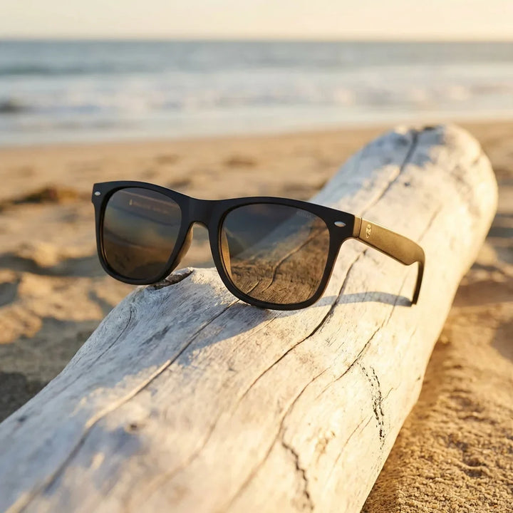 Lentes sol Acacia Dark polarizados UV400 sobre madera driftwood luz dorada Bonoboss #color_negro