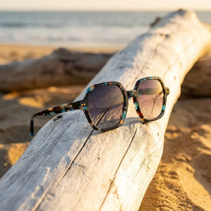 Lentes sol Canarias polarizados UV400 sobre madera driftwood luz dorada Bonoboss #color_azul