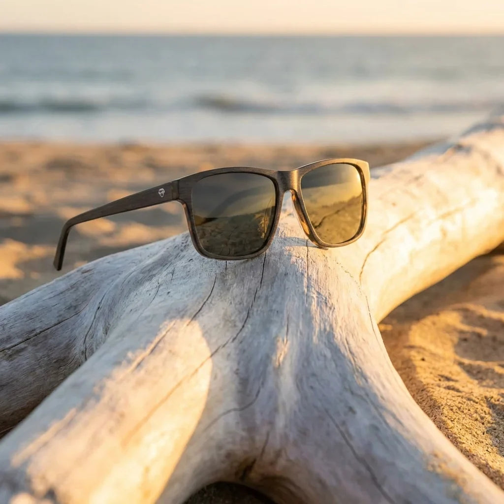 Lentes sol Keule XL polarizados UV400 madera cacao sobre driftwood dorado reflejo lente costero Bonoboss #editorial_detail2 #color_cacao