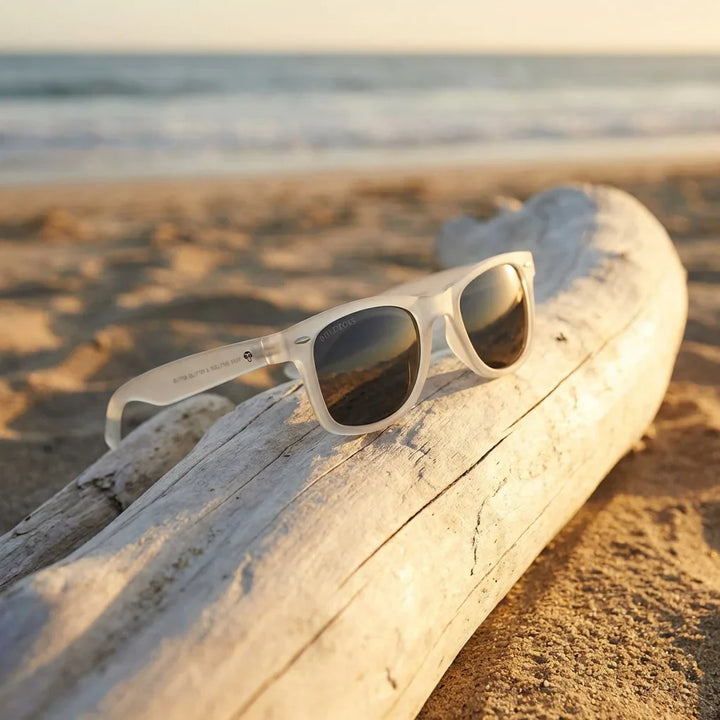 Lentes sol Acacio RPET polarizados UV400 sobre madera driftwood luz dorada Bonoboss #color_transparente