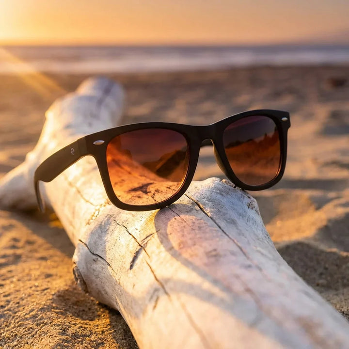 Lentes sol Acacio RPET polarizados UV400 sobre madera driftwood luz dorada Bonoboss #color_rojo
