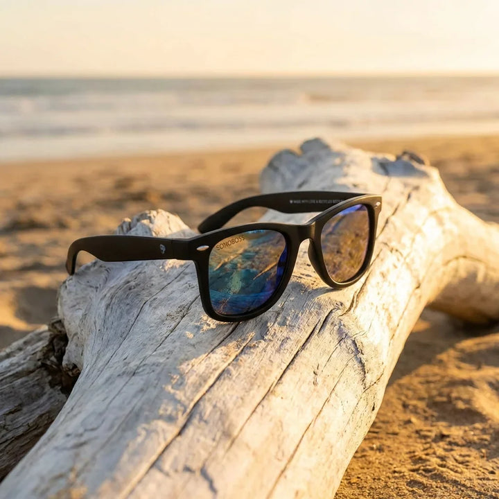 Lentes sol Acacio RPET polarizados UV400 sobre madera driftwood luz dorada Bonoboss #color_sky