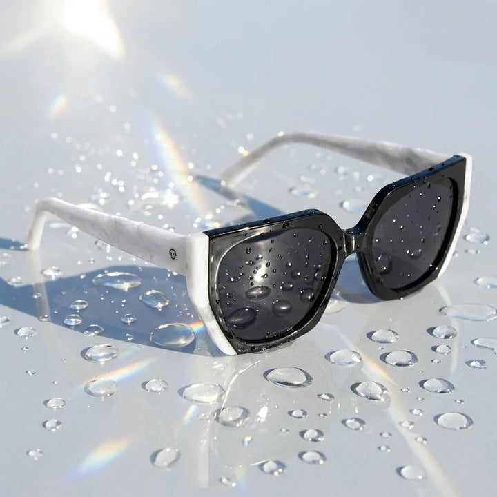 Lentes sol Di Trevi polarizados UV400 bio-acetato black sobre agua cristalina reflejos luz natural Bonoboss #editorial_polarizado #color_black